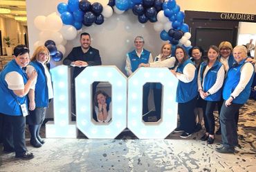 Chiffre lumineux et arche de balons