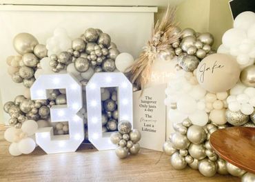 Chiffre lumineux avec beaux ballons argenté