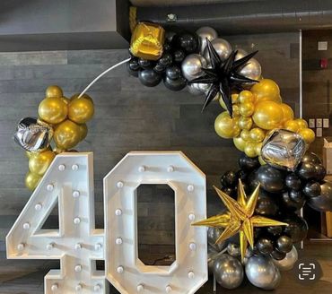 Chiffres lumineux et arche de ballons