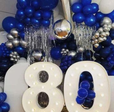 Magnifique ballons, chiffre lumineux et mur argent