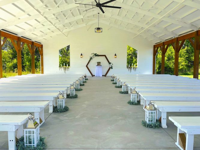 Air Chapel
Outdoor Wedding
Wichita Kansas 
Décor Included 

