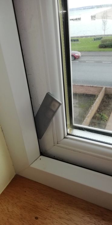 4mm gap where the old friction hinges aren't pulling the window against the seal.