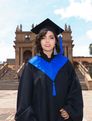 Renta de togas negras con esclavina azul