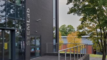 其聯繫大學 Loughborough University 在書院旁,只需步行5分鐘,共享教育資源,大學為英國全國排名為10名以內