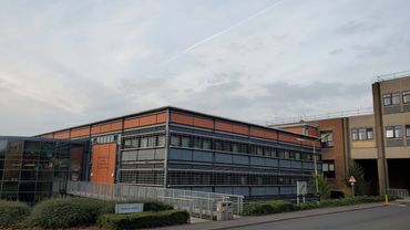 其聯繫大學 Loughborough University 在書院旁,只需步行5分鐘,共享教育資源,大學為英國全國排名為10名以內