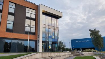 其聯繫大學 Loughborough University 在書院旁,只需步行5分鐘,共享教育資源,大學為英國全國排名為10名以內