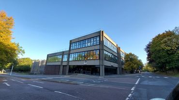 其聯繫大學 Loughborough University 在書院旁,只需步行5分鐘,共享教育資源,大學為英國全國排名為10名以內