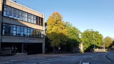 其聯繫大學 Loughborough University 在書院旁,只需步行5分鐘,共享教育資源,大學為英國全國排名為10名以內