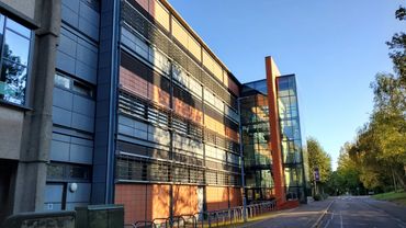 其聯繫大學 Loughborough University 在書院旁,只需步行5分鐘,共享教育資源,大學為英國全國排名為10名以內