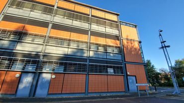 其聯繫大學 Loughborough University 在書院旁,只需步行5分鐘,共享教育資源,大學為英國全國排名為10名以內