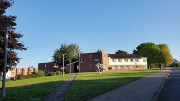 其聯繫大學 Loughborough University 在書院旁,只需步行5分鐘,共享教育資源,大學為英國全國排名為10名以內