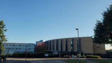 其聯繫大學 Loughborough University 在書院旁,只需步行5分鐘,共享教育資源,大學為英國全國排名為10名以內