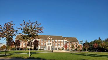 其聯繫大學 Loughborough University 在書院旁,只需步行5分鐘,共享教育資源,大學為英國全國排名為10名以內