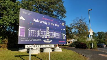 其聯繫大學 Loughborough University 在書院旁,只需步行5分鐘,共享教育資源,大學為英國全國排名為10名以內