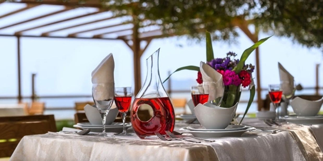 Ada restaurant Şövalye Adasında eşsiz manzaranın ve lezzetin tadına açık havada varabilirsiniz. 
