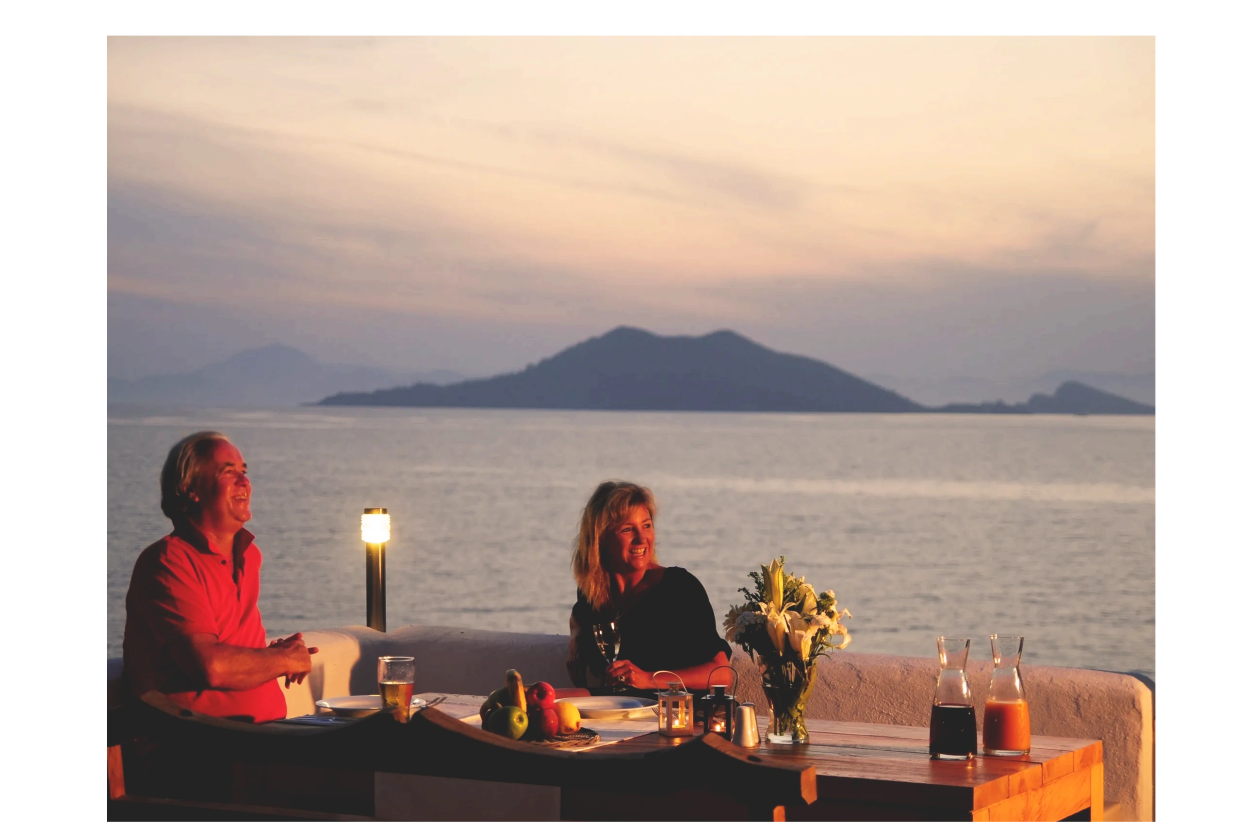 Kızılaada ve Fethiye Körfezi deniz manzarası eşliğinde Fethiye Şövalye Adasında , Ada Restaurant.