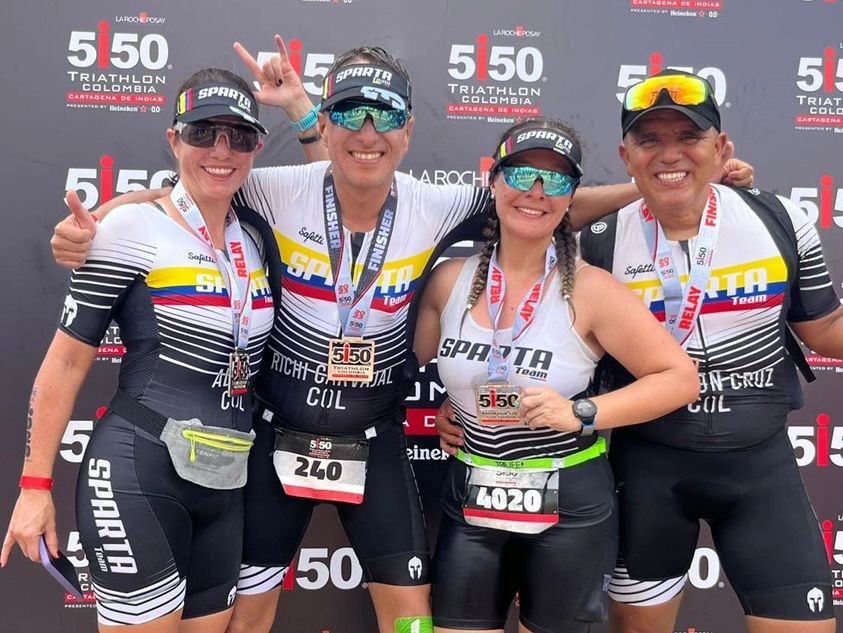 Triatletas en podio ironman 5150