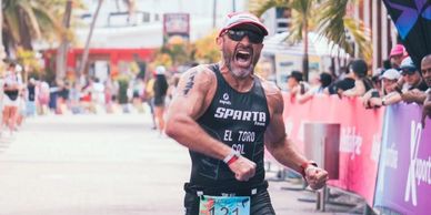 triatleta celebrando energicamente en meta