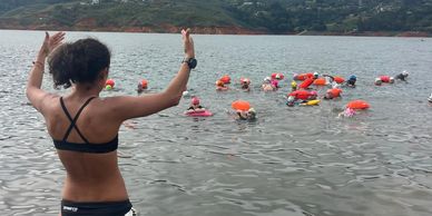 Coach dirigiendo clases de aguas abiertas