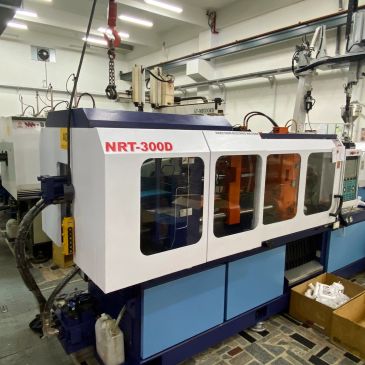 一台白色和蓝色的工业机器,型号为NRT-300D。