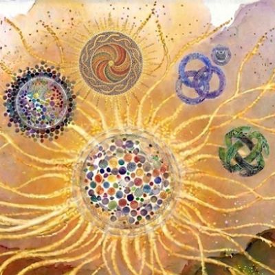 Opera d'arte astratta raffigurante un sole circondato da motivi circolari colorati.