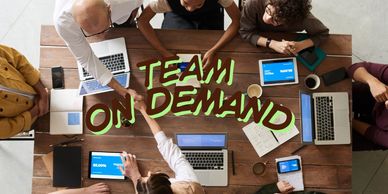 Grupo de personas trabajando en equipo con laptops y tablets.
