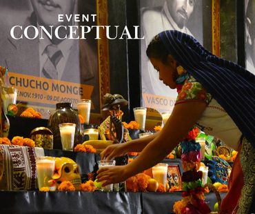 Mujer rinde homenaje en altar con retratos en evento conceptual.