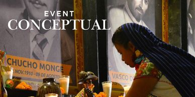 Mujer rinde homenaje en altar con retratos en evento conceptual.