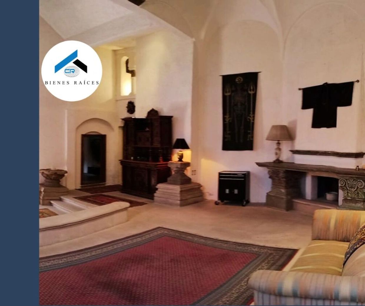 Sala con chimenea en histórica casa en venta en Zona Centro de Saltillo