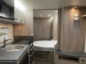 Fixed island bed with privacy screens