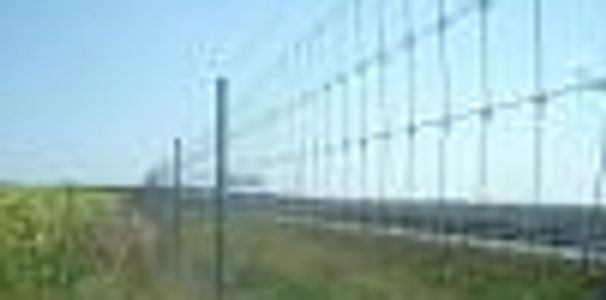 Alabama Guardrail  provides several types of controlled access fencing.
Woven wire fencing for anim