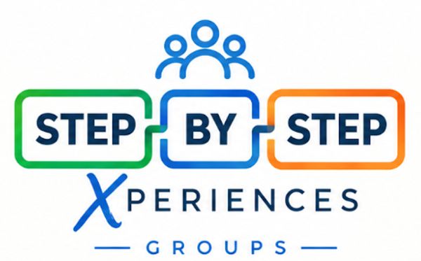 Logotipo de Step by Step Experiences Groups con colores verde, azul y naranja.