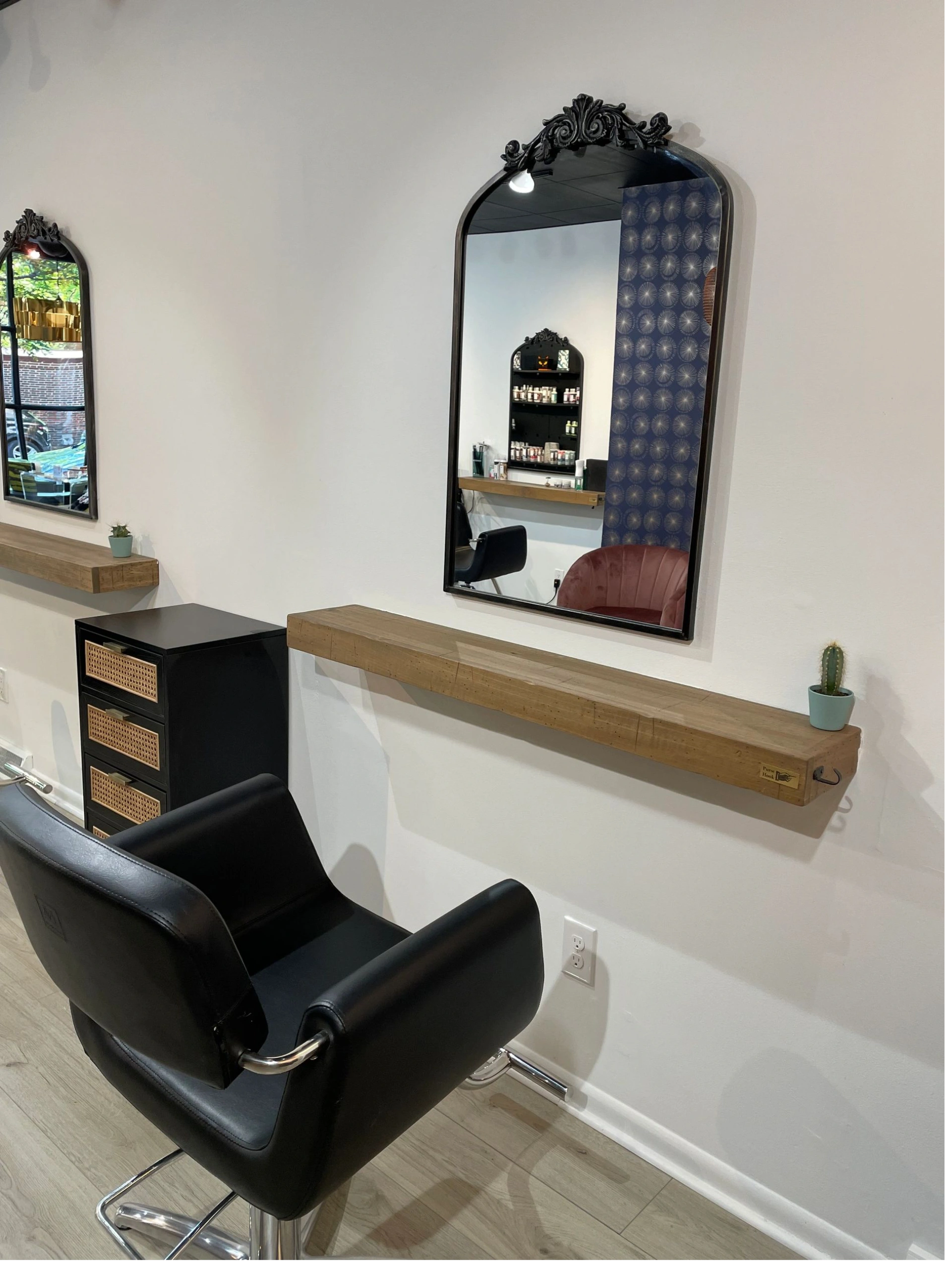 Salon Ballyhoo chair and mirror