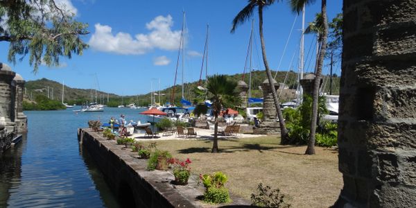 Nelson's Dockyard Antigua - eine Wasserstrasse, Palmen strahlend blauer Himmel, und Segelboote.