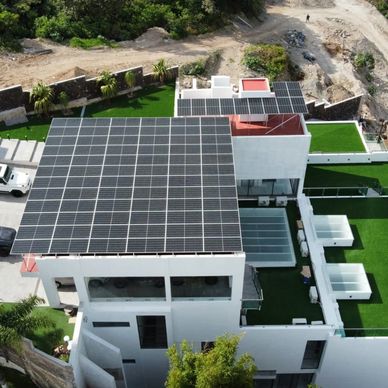 Tipo de sistema: Interconectado a la red de CFE
Nùmero de paneles: 70 de 555 watts
Inversor: 4 de la