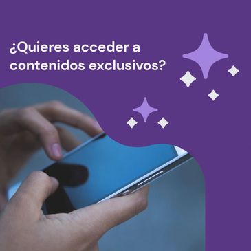 Persona sosteniendo un teléfono con texto sobre contenidos exclusivos.
