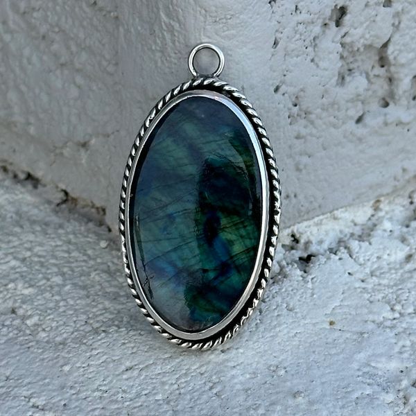 A Labradorite rendant set in sterling silver