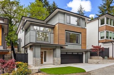 Modern home with columns wrapped in Cowboy Coffee Thin Veneer stone for natural curb appeal.