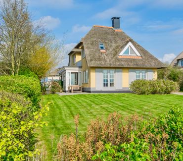 De Villa met ruime tuin, eigen steiger en prachtig uitzicht voor en achter. Natuur zwembad in je ach