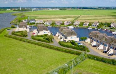 De huizen liggen op een vakantiepark "het Waterrijck" op 5 minuten van het IJsselmeer en Stavoren