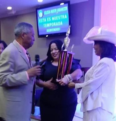 Award to Our lead singer in Connecticut
Reconocimiento a nuestra salmista principal Millie Cruz