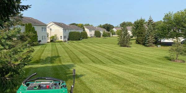 commercial landscape maintenance, mowing, lawn care, shopping centers, HOA community, park district