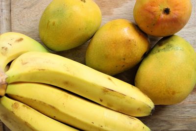 1 bunch of bananas and some mangos