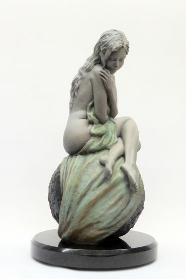 Solitaire bronze sculpture
17.5" / 45 cm high