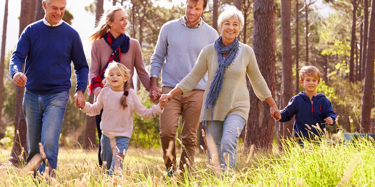 Image of a healthy family of several generations. At Zmeclinix, we can help the whole family.