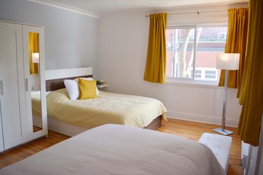 Chambre jaune à L'Escale Préma-Québec, service d'hébergement pour parents d'enfants prématurés