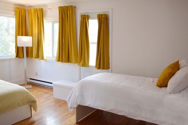 Chambre jaune à L'Escale Préma-Québec, service d'hébergement pour parents d'enfants prématurés