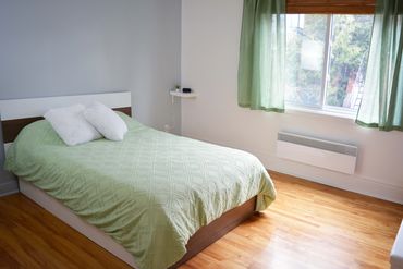 Chambre verte à L'Escale Préma-Québec, service d'hébergement pour parents d'enfants prématurés