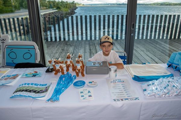 Enfant prématuré bénévole avec des objets promotionnels Préma-Québec