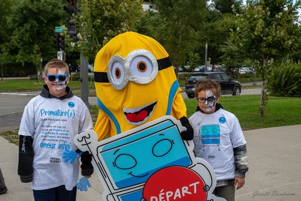 Enfants prématurés prêts pour le départ avec mascotte Minion